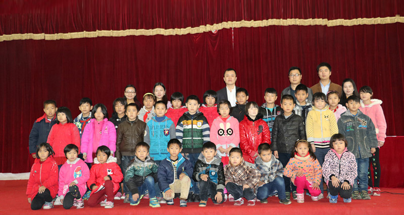 人人安康公益助學(xué)攜手李銳、應(yīng)采兒赴湘西龍山茅坪小學(xué)，與孩子一起歡度「六一」.jpg